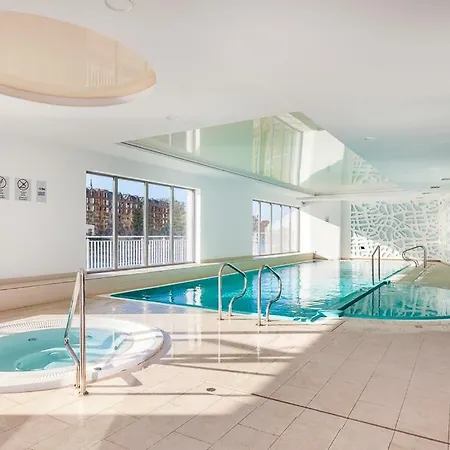 Frey Homes Waterlane Glamour Swimming Pool & Apartmán